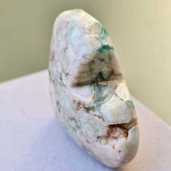 Heart-Shaped Cherry Blossom Agate ✦ Polished Green & White Palm Stone ✦ 30g - Picture 3 of 8